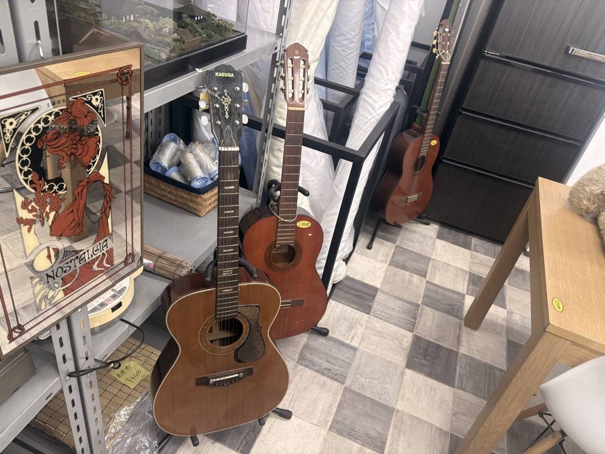 ギターなどの楽器が並ぶ売場