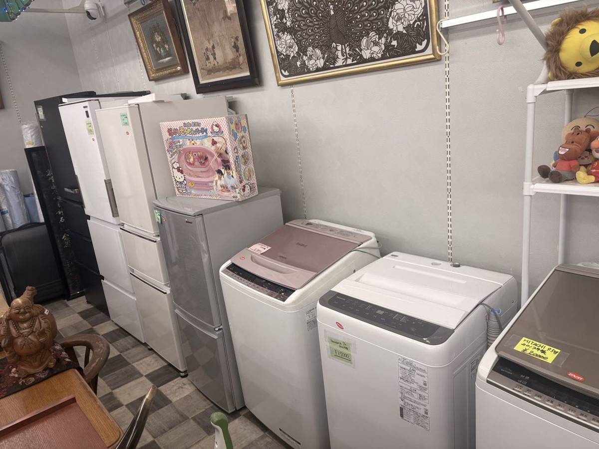冷蔵庫や洗濯機が並ぶ家電売場
