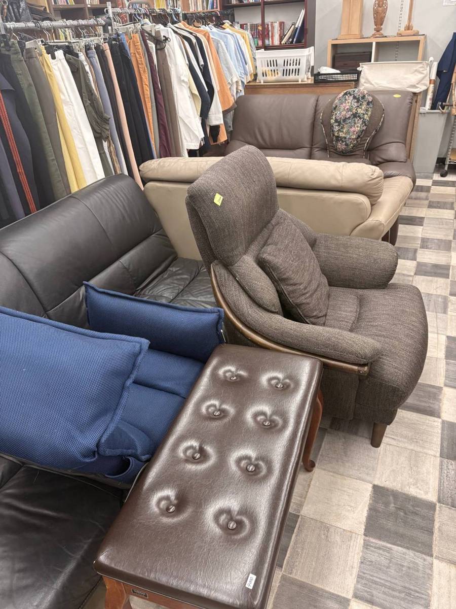 ソファや椅子が並ぶ家具売場