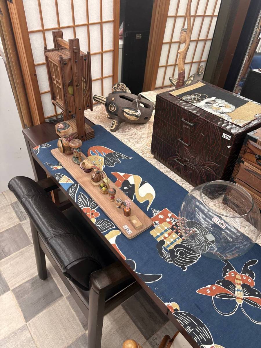 こけしや小箪笥などの雑貨・骨とう品