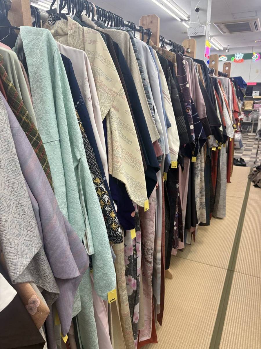 着物がずらりと並ぶ売場