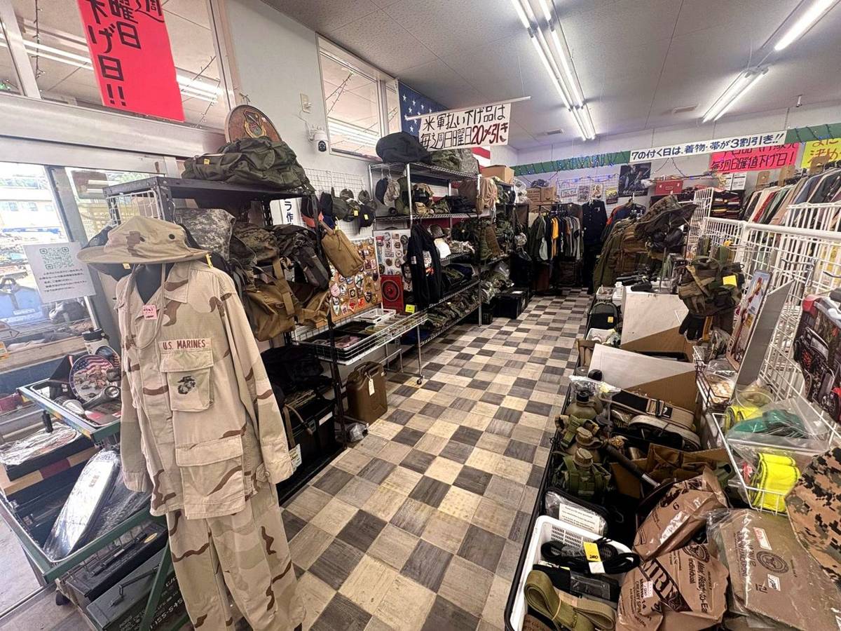 迷彩服や装備品が所狭しと並ぶ米軍払下げ品コーナー