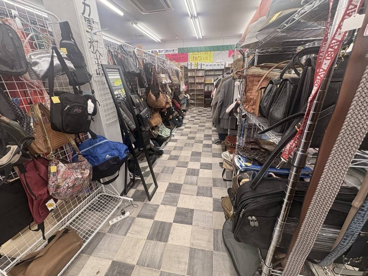 衣類とバッグが並ぶ店内