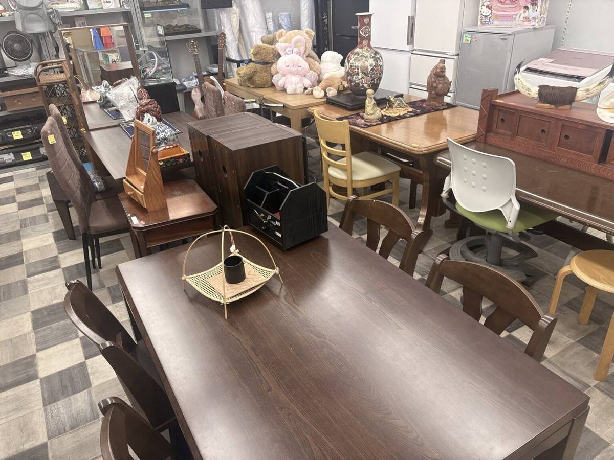 家具が並ぶ店内