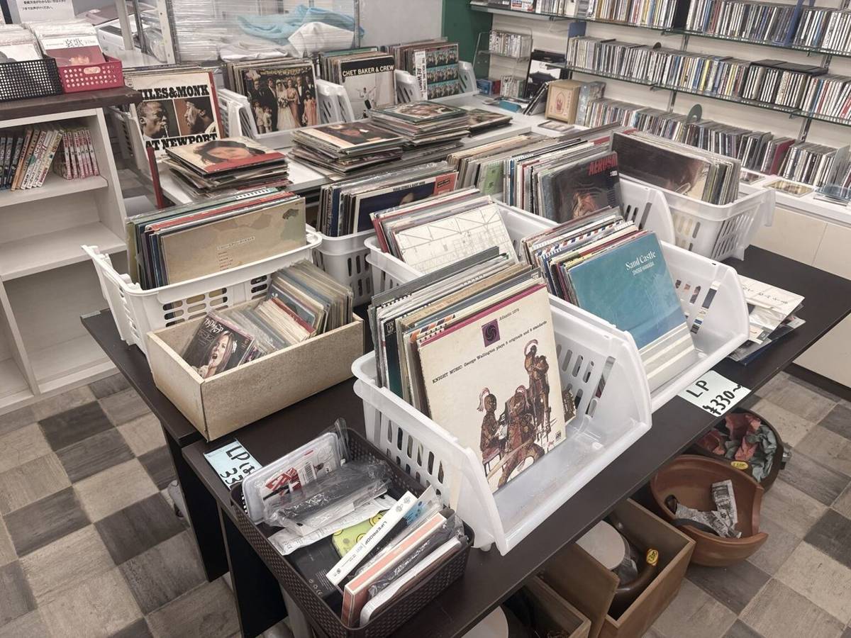 レコードが並ぶ売場