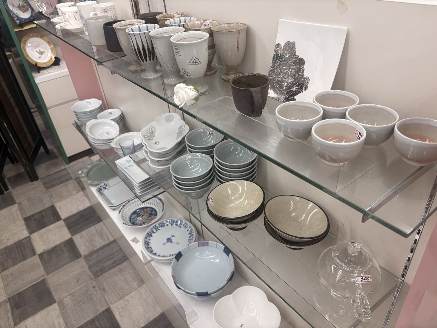 器やカップが並ぶ食器売場